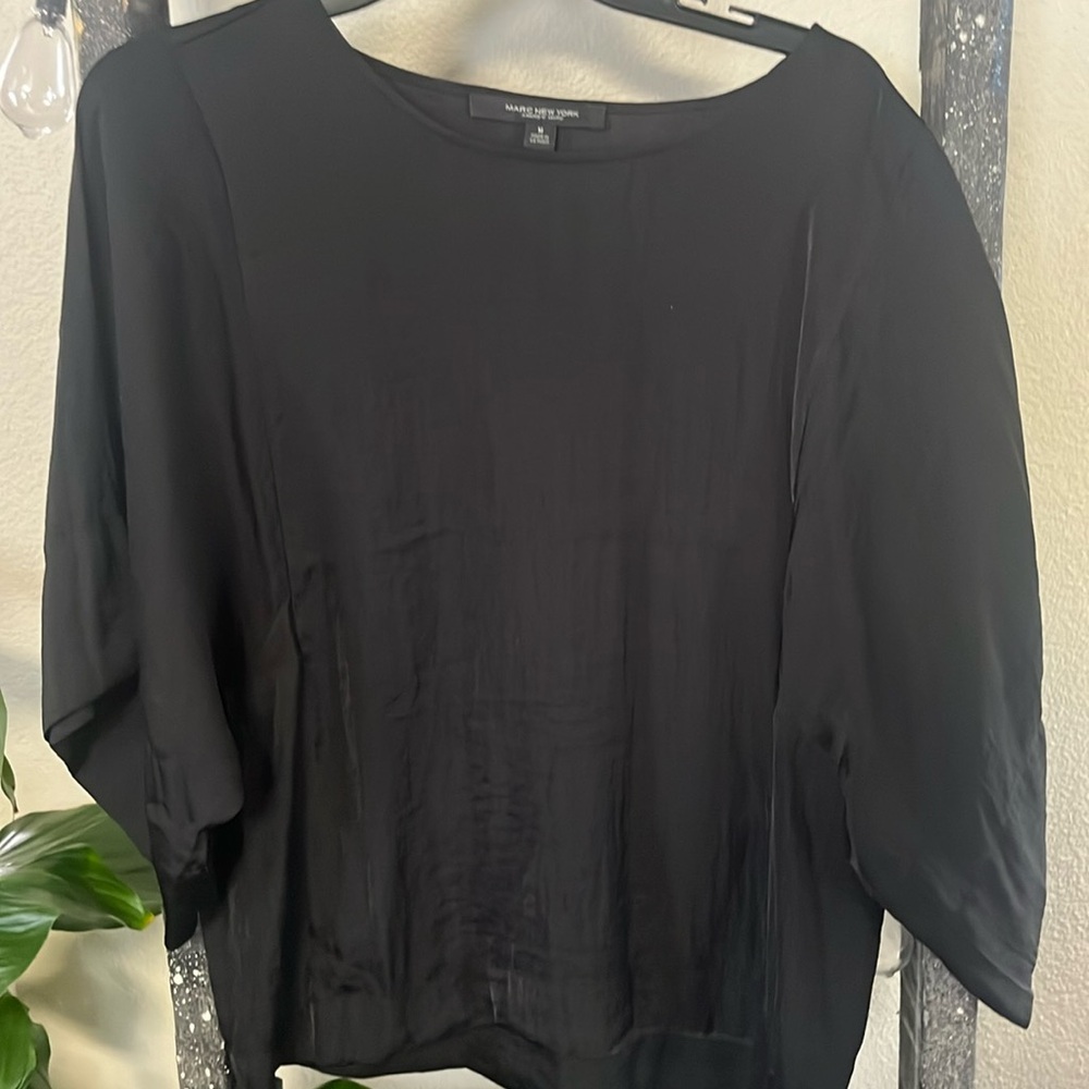 Marc Jacobs silky 1/2 sleeve top. Looks awesome on.